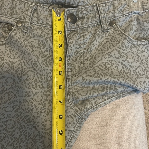 Free People Women’s Size 27 Skinny Jeans Ankle Zip Gray Lace Print Jeans… - Picture 10 of 10